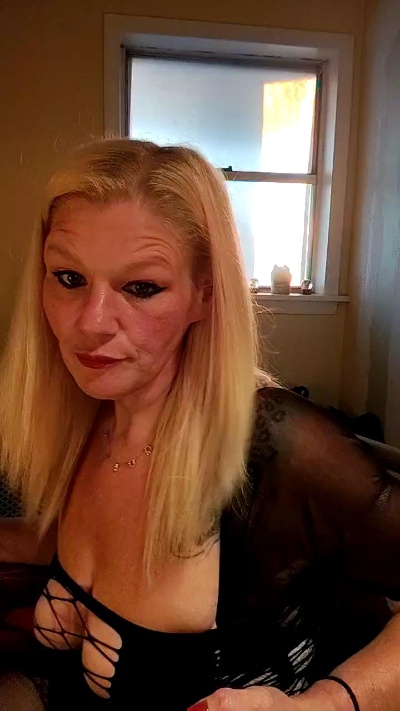 BellaCloudz live from United States